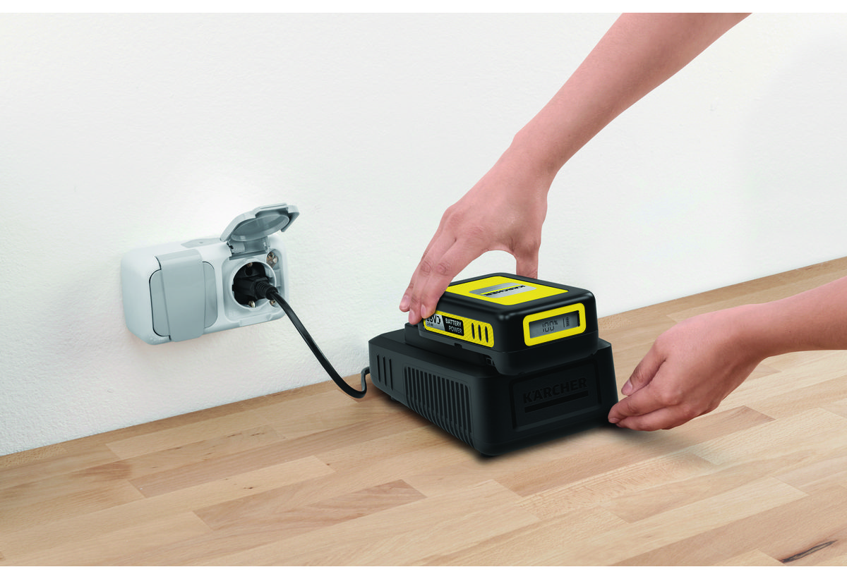 Απεικονίζεται η μπαταρία να τοποθετείται στον φορτιστή για φόρτιση.